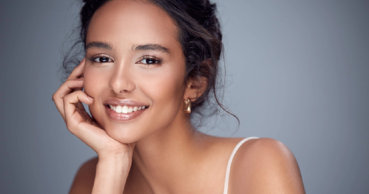 A close-up of a person receiving a MOXI treatment in Brentwood, TN, from a healthcare professional wearing blue gloves.